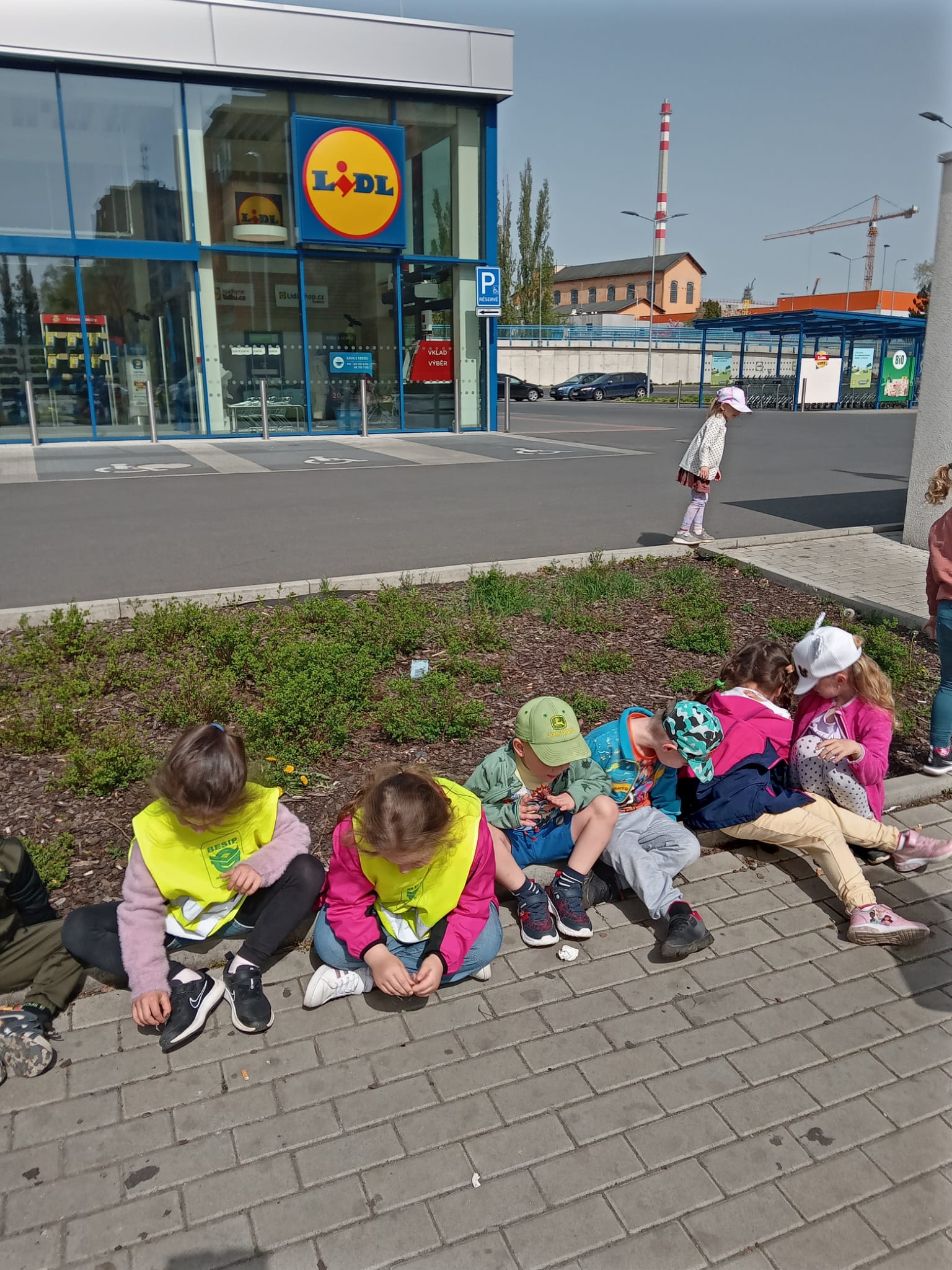 A zase čekání na autobus. Už se vracíme do školky.