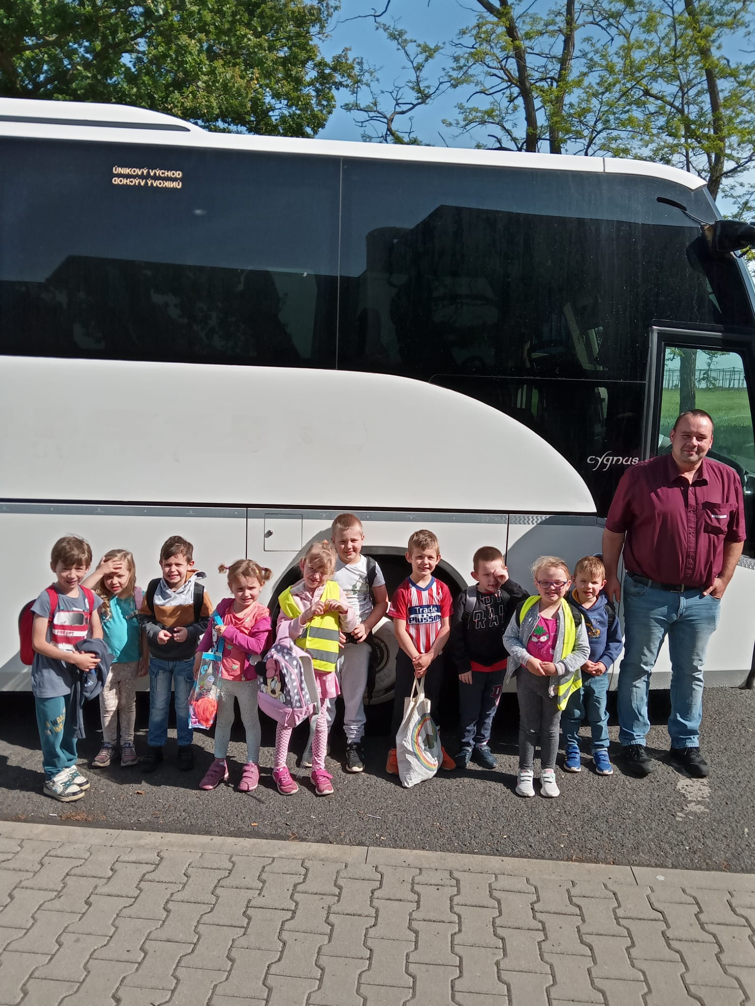 Krásný velký autobus a milý řidič